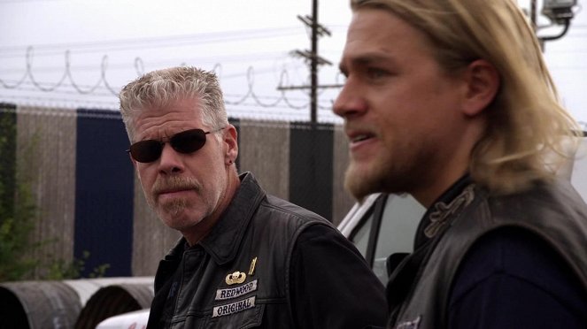 Sons of Anarchy - Service - Photos - Ron Perlman, Charlie Hunnam
