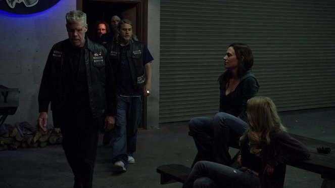 Sons of Anarchy - Service - Photos - Ron Perlman, Charlie Hunnam, Maggie Siff