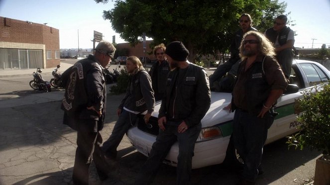 Sons of Anarchy - Unruhen - Filmfotos - Ron Perlman, Charlie Hunnam, Kim Coates, Ryan Hurst, Tommy Flanagan, Mark Boone Junior, Theo Rossi