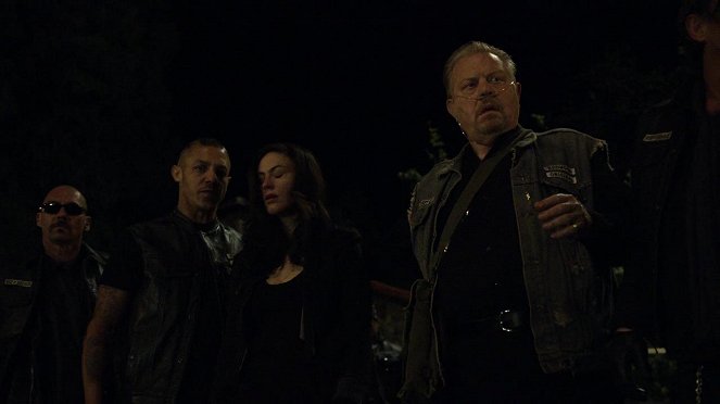 Sons of Anarchy - Season 3 - So - Photos - Theo Rossi, Maggie Siff, William Lucking