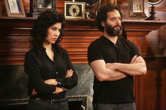 Brooklyn 9-9 - Cheddar - Z filmu - Stephanie Beatriz, Jason Mantzoukas