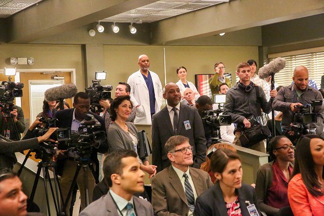 Grey's Anatomy - Season 13 - Don't Stop Me Now - Photos - James Pickens Jr., Caterina Scorsone