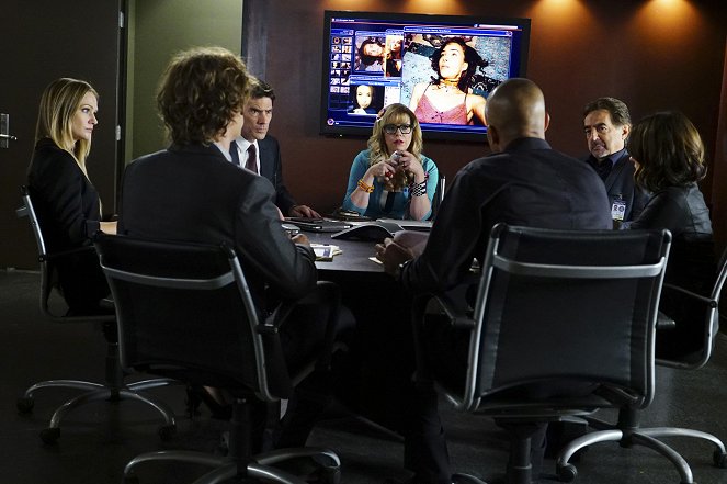 Criminal Minds - Season 10 - Hashtag - Photos - A.J. Cook, Thomas Gibson, Kirsten Vangsness, Joe Mantegna