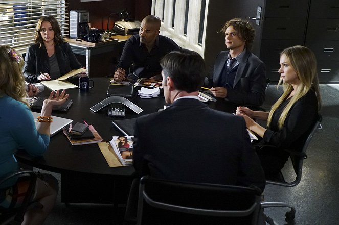 Criminal Minds - Season 10 - Hashtag - Photos - Jennifer Love Hewitt, Shemar Moore, Matthew Gray Gubler, A.J. Cook