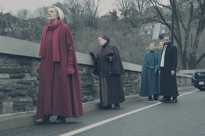 Opowieść podręcznej - The Bridge - Z filmu - Elisabeth Moss, Ann Dowd, Yvonne Strahovski, Ever Carradine, Joseph Fiennes