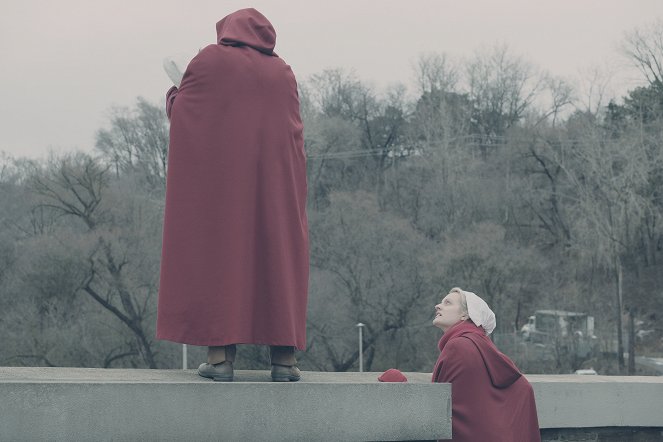 The Handmaid's Tale - Erhebung, Blut und Gottes Gabe - Filmfotos - Elisabeth Moss