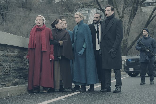 Opowieść podręcznej - The Bridge - Z filmu - Elisabeth Moss, Ann Dowd, Yvonne Strahovski, Ever Carradine, Joseph Fiennes, Stephen Kunken