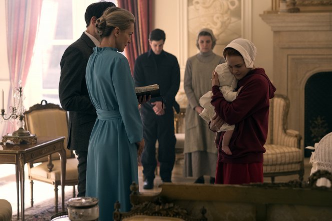 The Handmaid's Tale - Erhebung, Blut und Gottes Gabe - Filmfotos - Ever Carradine, Madeline Brewer