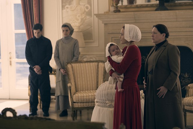 The Handmaid's Tale - The Bridge - Photos - Madeline Brewer, Ann Dowd