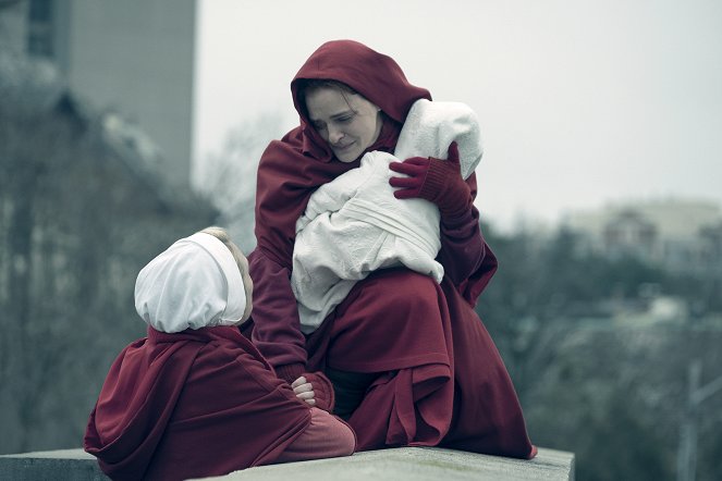 The Handmaid's Tale - Erhebung, Blut und Gottes Gabe - Filmfotos - Madeline Brewer