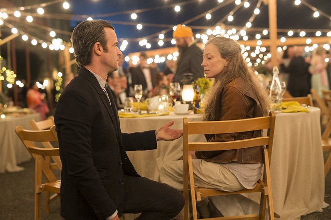 The Leftovers - The Book of Nora - Photos - Justin Theroux, Carrie Coon