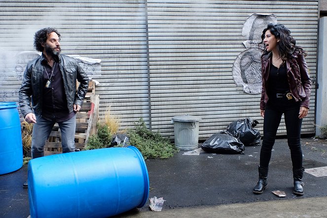 Brooklyn Nine-Nine - Paranoia - Photos - Jason Mantzoukas, Stephanie Beatriz