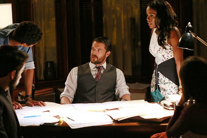 How to Get Away with Murder - Season 1 - Let's Get to Scooping - Photos - Charlie Weber, Aja Naomi King