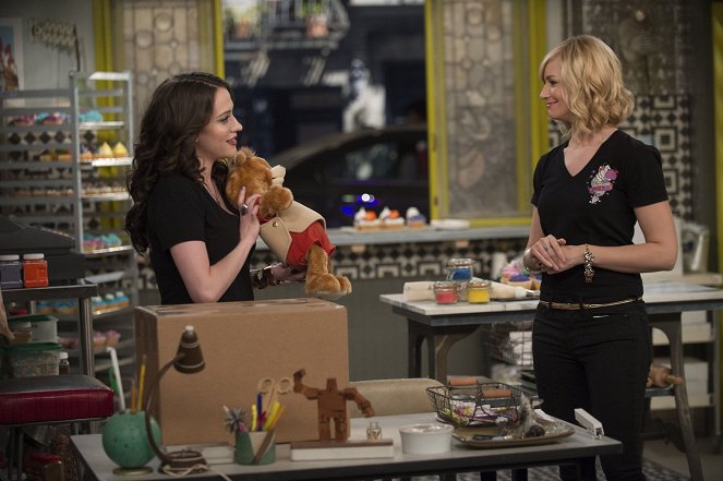 2 Broke Girls - And the Childhood not Included - Photos - Kat Dennings, Beth Behrs