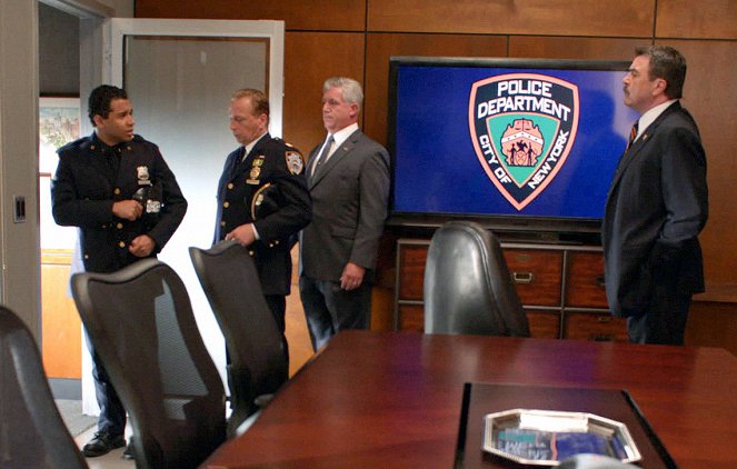 Blue Bloods - Crime Scene New York - Family Business - Photos - Corbin Bleu, Jeff Wincott, Gregory Jbara, Tom Selleck