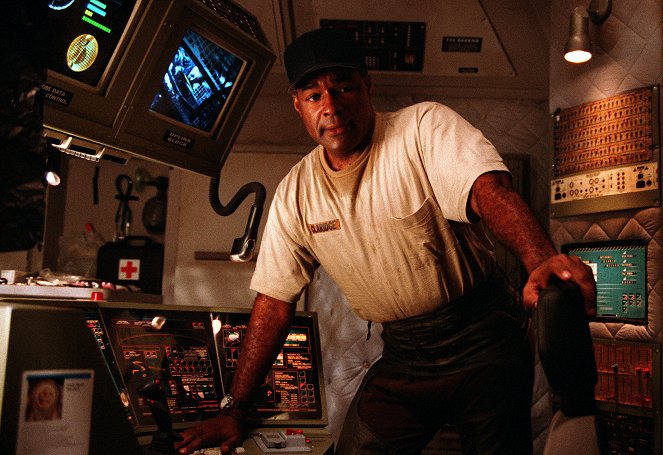The Outer Limits - The Voyage Home - Van film - Michael Dorn