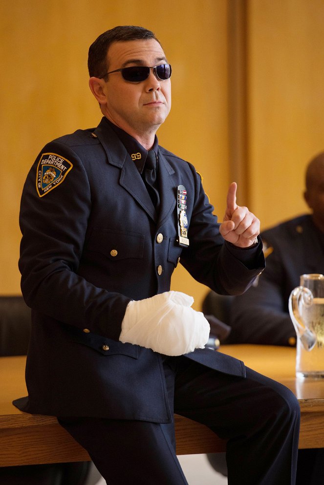 Brooklyn Nine-Nine - Season 1 - Charges and Specs - Photos - Joe Lo Truglio