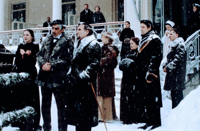 Kouzelný vrch - Z filmu - Gudrun Gabriel, Flavio Bucci, Charles Aznavour