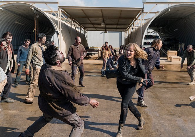 Fear the Walking Dead - Season 3 - Eye of the Beholder - Photos - Kim Dickens