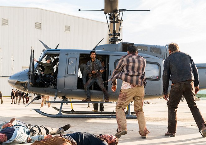 Fear the Walking Dead - Season 3 - Eye of the Beholder - Photos - Lindsay Pulsipher, Cliff Curtis