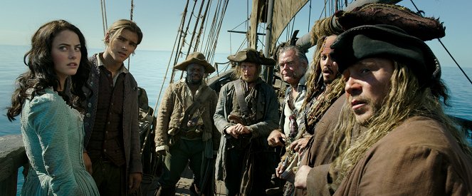 Pirates des Caraïbes : Les morts ne racontes pas d'histoire - Photos - Kaya Scodelario, Brenton Thwaites, Kevin McNally, Johnny Depp, Stephen Graham