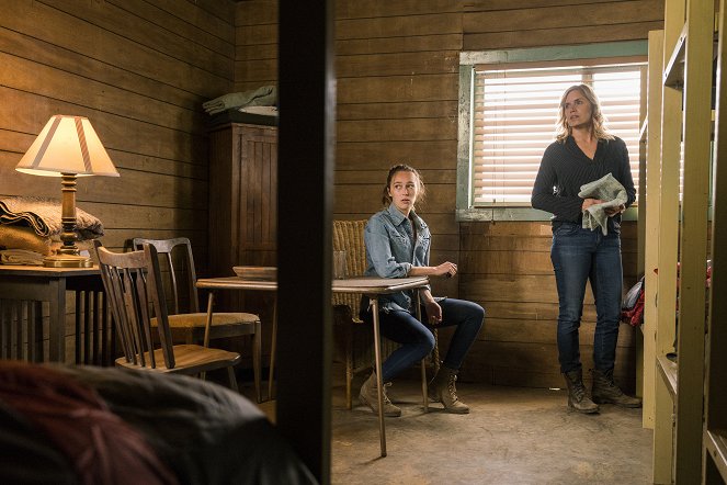 Fear the Walking Dead - Season 3 - TEOTWAWKI - Photos - Alycia Debnam-Carey, Kim Dickens