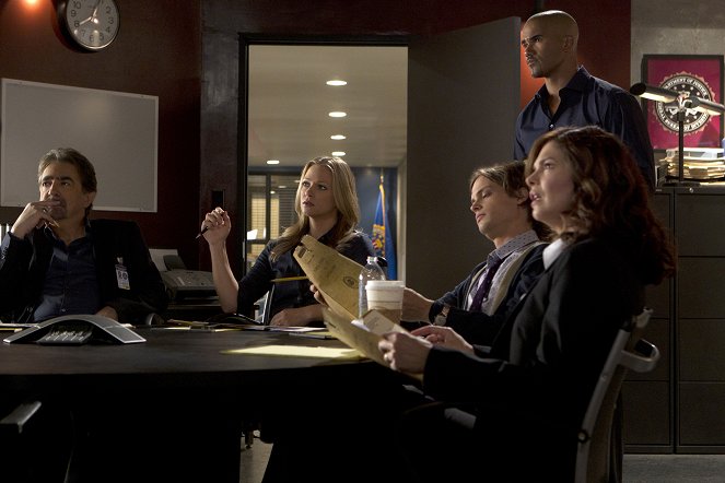 Criminal Minds - Season 8 - The Silencer - Photos - Joe Mantegna, A.J. Cook, Matthew Gray Gubler, Shemar Moore, Jeanne Tripplehorn