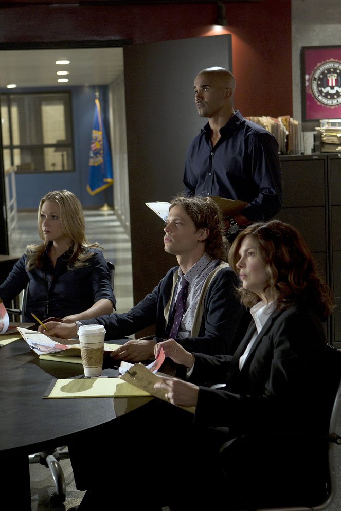 Criminal Minds - Season 8 - The Silencer - Photos - A.J. Cook, Matthew Gray Gubler, Thomas Gibson, Jeanne Tripplehorn