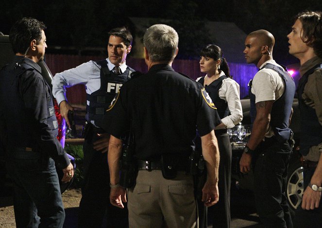 Criminal Minds - Paradise - Photos - Joe Mantegna, Thomas Gibson, David Andrews, Shemar Moore, Matthew Gray Gubler