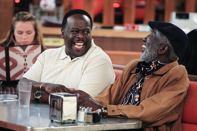 2 Broke Girls - And the Pre-Approved Credit Card - Photos - Cedric the Entertainer, Garrett Morris