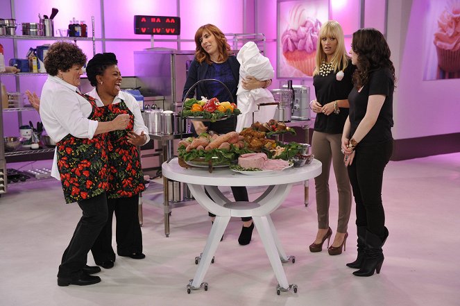 2 Broke Girls - And the Cupcake War - Photos - Mary Pat Gleason, Frances Callier, Edi Patterson, Beth Behrs, Kat Dennings