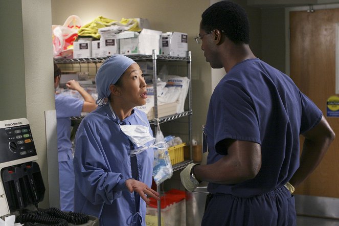 Grey's Anatomy - Season 2 - Into You Like a Train - Photos - Sandra Oh, Isaiah Washington