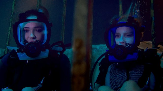 Podwodna pułapka - Z filmu - Mandy Moore, Claire Holt