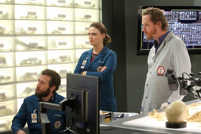 Bones - La pelea en el conseguidor - De la película - T.J. Thyne, Emily Deschanel, Brian Klugman