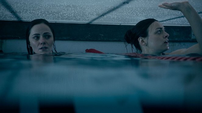 12 Feet Deep - Gefangen im Wasser - Filmfotos - Diane Farr, Nora-Jane Noone