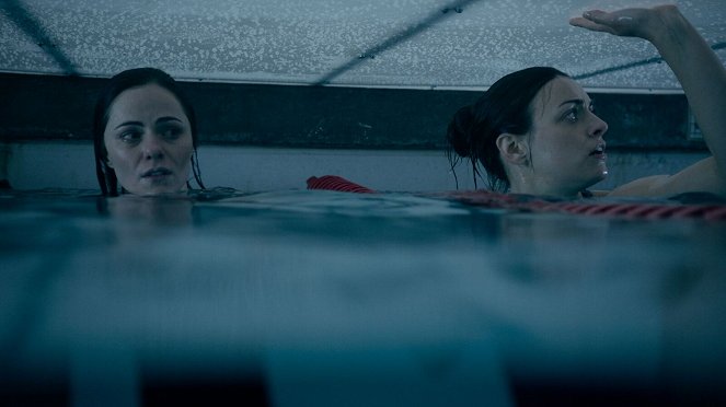 12 Feet Deep - De la película - Diane Farr, Nora-Jane Noone