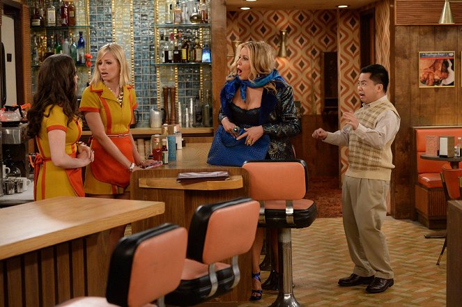 2 Broke Girls - And the Inside Outside Situation - Photos - Kat Dennings, Beth Behrs, Jennifer Coolidge, Matthew Moy