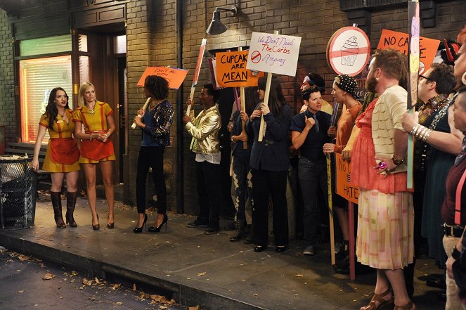 2 Broke Girls - And the Inside Outside Situation - Photos - Kat Dennings, Beth Behrs