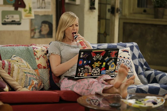 2 Broke Girls - And the Not Regular Down There - Do filme - Beth Behrs