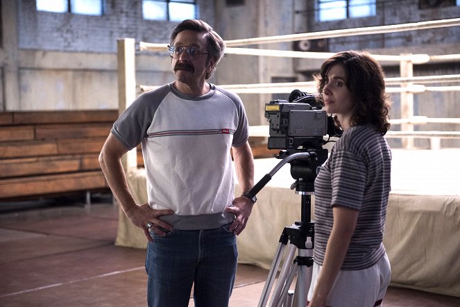 GLOW - This Is One of Those Moments - Filmfotos - Marc Maron, Alison Brie