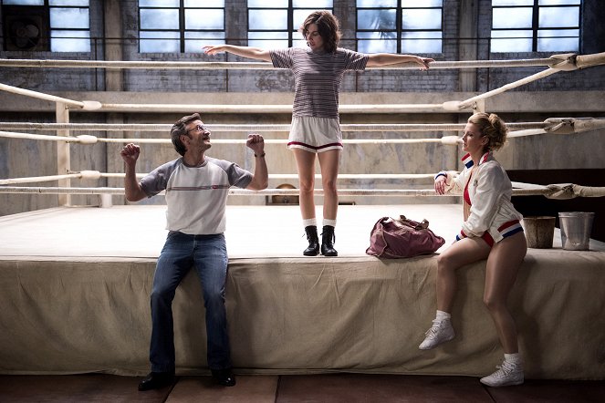 GLOW - This Is One of Those Moments - Photos - Marc Maron, Alison Brie, Betty Gilpin