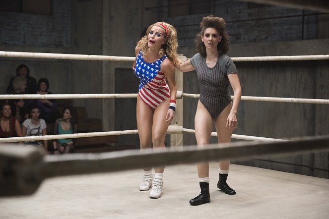 GLOW - Live Studio Audience - Photos - Betty Gilpin, Alison Brie