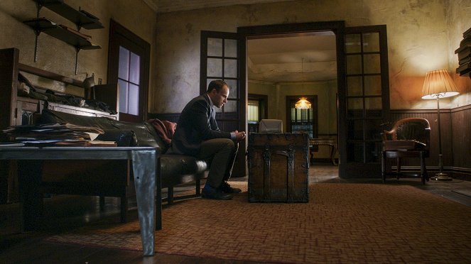 Elementary - Die Fälle des Sherlock Holmes - Season 5 - Wie du mir, so ich dir - Filmfotos - Jonny Lee Miller