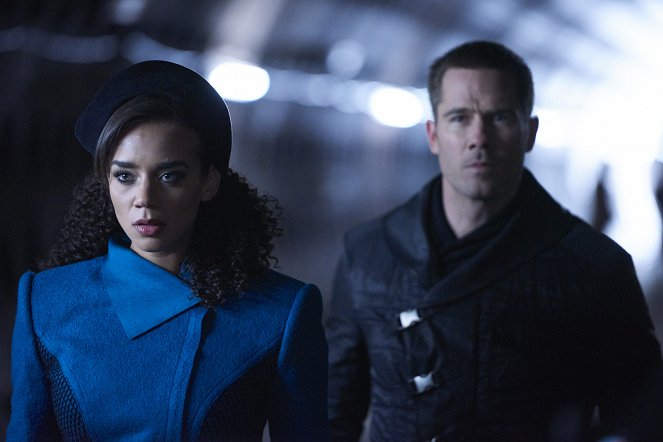 Killjoys: Vesmírní lovci - Série 3 - Cesta za záchranou - Z filmu - Hannah John-Kamen, Luke Macfarlane