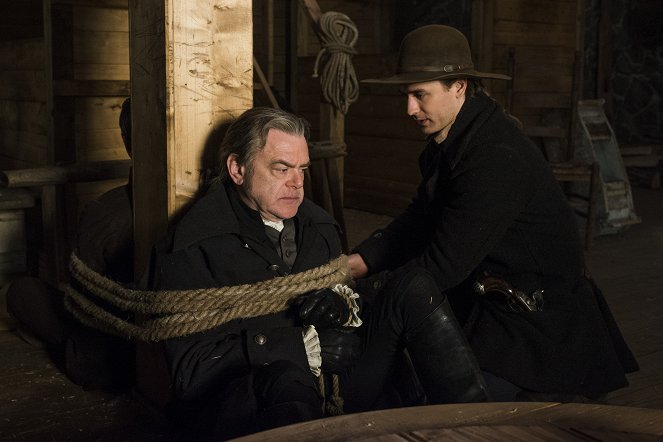 TURN - Season 4 - Blood for Blood - Photos - Kevin McNally, Seth Numrich