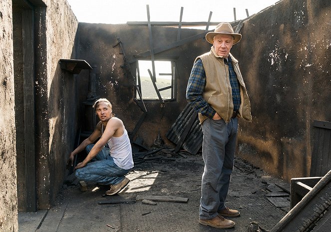 Fear the Walking Dead - Burning in Water, Drowning in Flame - Photos - Frank Dillane, Dayton Callie