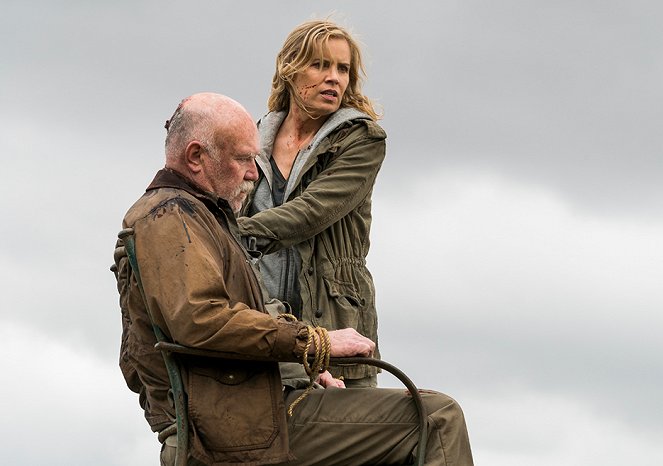 Fear the Walking Dead - Burning in Water, Drowning in Flame - Van film - Rocky McMurray, Kim Dickens