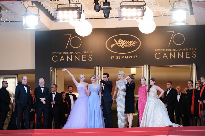 Oklamaný - Z akcií - Cannes Premiere of Focus Features "The Beguiled" on Wednesday, May 24, 2017, in Cannes, France. - Elle Fanning, Kirsten Dunst, Colin Farrell, Nicole Kidman, Sofia Coppola, Angourie Rice, Addison Riecke