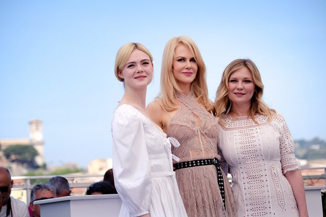 Oklamaný - Z akcií - Cannes Photocall on Wednesday, May 24, 2017 - Elle Fanning, Nicole Kidman, Kirsten Dunst