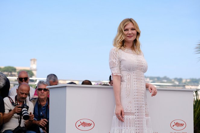 Oklamaný - Z akcií - Cannes Photocall on Wednesday, May 24, 2017 - Kirsten Dunst
